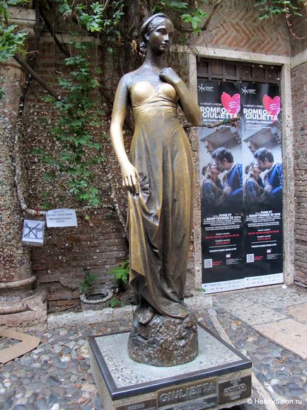 Casa, balconul și statuia Juliei din Verona