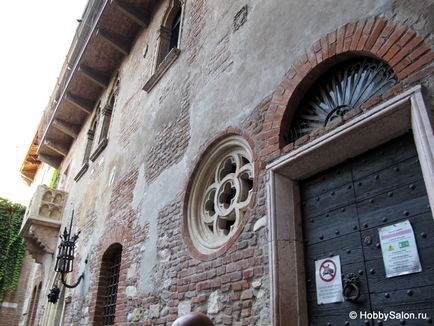 House, erkéllyel és szobor Júlia: Verona