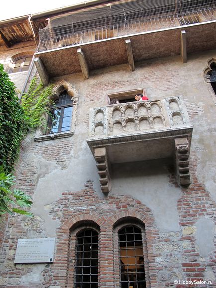 Будинок, балкон і статуя Джульєтти у Вероні