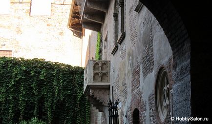 House, erkéllyel és szobor Júlia: Verona