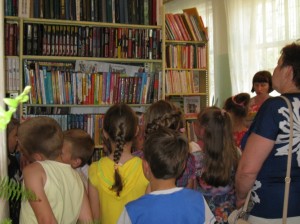 Tour és könyvtári órákat tartott első osztályosok a n7 fiókkönyvtár, központosított