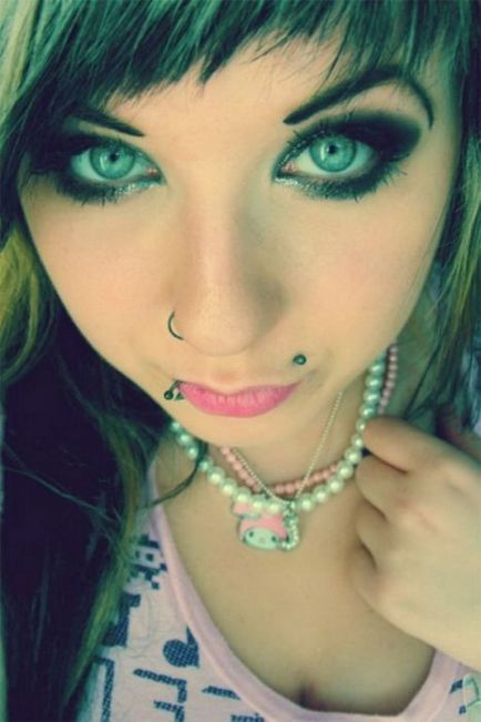 Emo lány a tetoválás és piercing (tetoválás) Emo lány a tetoválás és piercing