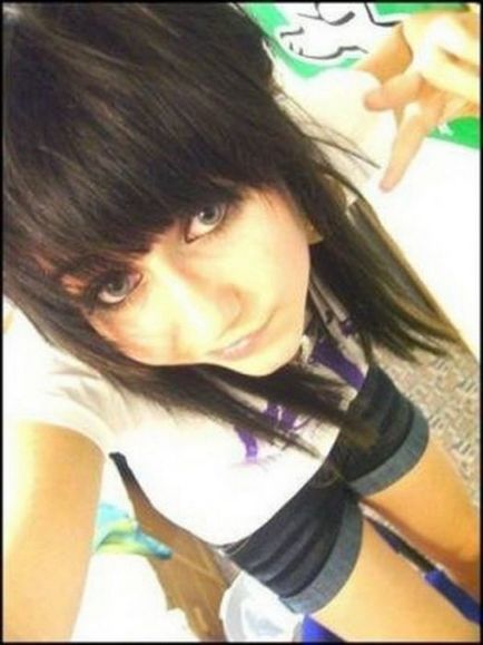 Emo lány a tetoválás és a piercing (férfi) Emo lány a tetoválás és piercing