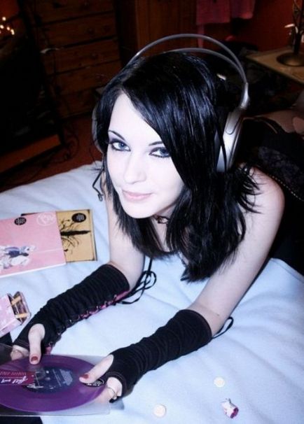 Emo lány a tetoválás és a piercing (ajánlat) Emo lány a tetoválás és piercing