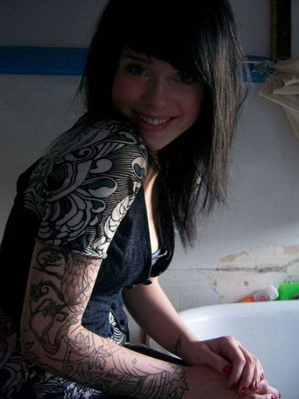 Емо-дівчата з татуюваннями і пірсингом
