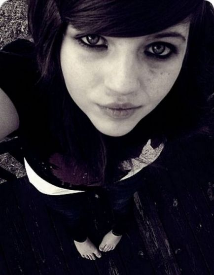 Emo lány a tetoválás és a piercing (lányok) Emo lány a tetoválás és piercing