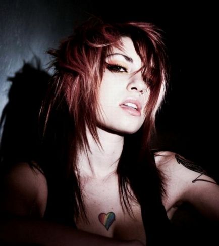 Emo lány a tetoválás és a piercing (lányok) Emo lány a tetoválás és piercing