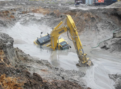 Evacuarea echipamentelor speciale, a excavatorului, a tractorului din mlaștină, a noroiului, de la săpături, de la