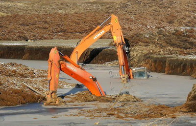 Evacuarea echipamentelor speciale, a excavatorului, a tractorului din mlaștină, a noroiului, de la săpături, de la