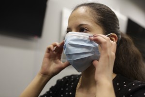 Photoinstrucție cum să pună pe o mască de protecție și să se ascundă de gripă