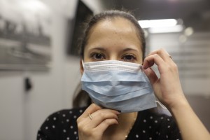 ФОТОінструкція як надіти захисну маску і сховатися від грипу