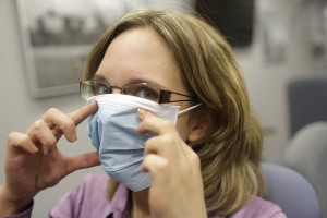 Photoinstrucțiunea cum să pună pe o mască de protecție și să se ascundă de gripă