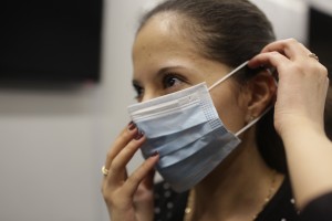 Photoinstrucțiunea cum să pună pe o mască de protecție și să se ascundă de gripă