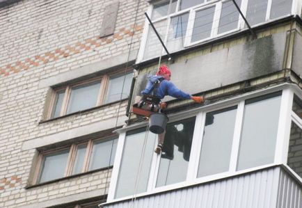 Hidroizolarea balconului acoperișului loggia, etanșarea plăcii balconului, din interiorul fluxurilor după geam