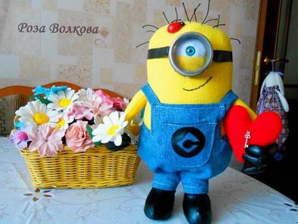 Jucărie minion cu mâinile de la fleece, decora lumea ta!