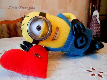 Jucărie minion cu mâinile de la fleece, decora lumea ta!