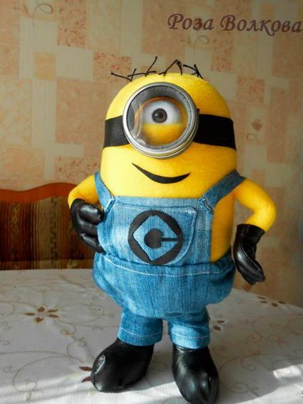 Jucărie minion cu mâinile de la fleece, decora lumea ta!