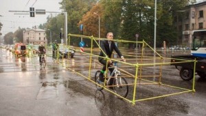 Demonstrarea inovatoare a avantajelor bicicletelor în fața mașinilor din oraș