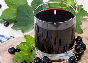 Hogyan lehet gyorsan és egyszerűen főzni otthon bort egy fekete ribizli egy egyszerű recept