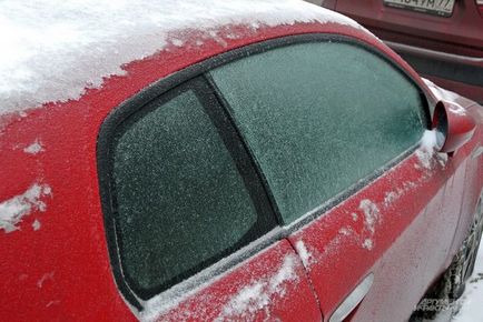 Як швидко почистити скло на машині вкрите кіркою льоду