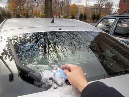 Hogyan lehet gyorsan tiszta az üveg az autóban borított kéreg jég