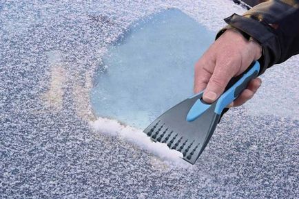 Hogyan lehet gyorsan tiszta az üveg az autóban borított kéreg jég