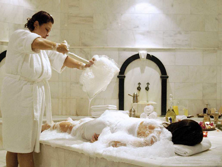 Cum se face masaj într-o baie turcească