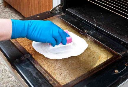 Cum să curățați cuptorul de la depunerile de grăsimi și carbon cu mijloace improvizate