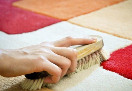 Cum de a curăța un covor acasă - 7 moduri