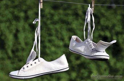 Hogyan mossa fehér cipők, hogy elkerüljék sárgul - Egyszerű trükk a kedvenc cipő