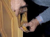 Cum să montați în mod corespunzător frâna de ușă sub cadrul ușii