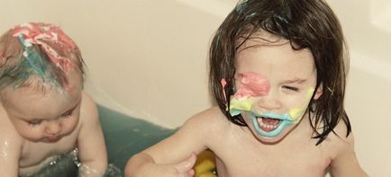 Як зробити кольорову пінку і привчити дітей до веселого купання