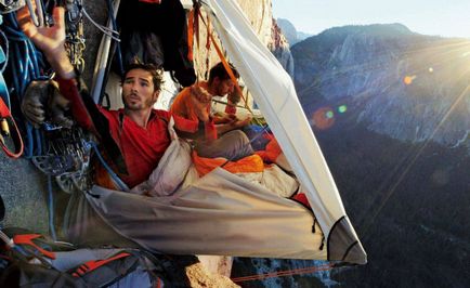 Cum alpiniști dorm în munți