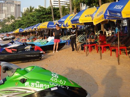 Cum au creat turistii Thais - un truc cu un jet de schi din Pattaya pe plaja
