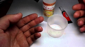 Hogyan lehet eltávolítani a szuper ragasztó az ujjakkal hatékony módszereket és eszközöket, hogyan súrolja, és távolítsa el a ragasztó a kezében