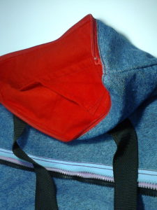 Як прикрасити джинсову сумку блискавками
