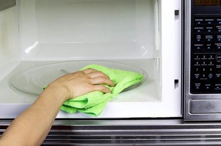 Cum să curățați cuptorul cu microunde ușor și simplu