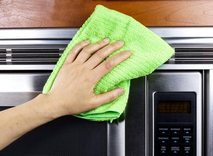 Cum să curățați cuptorul cu microunde ușor și simplu
