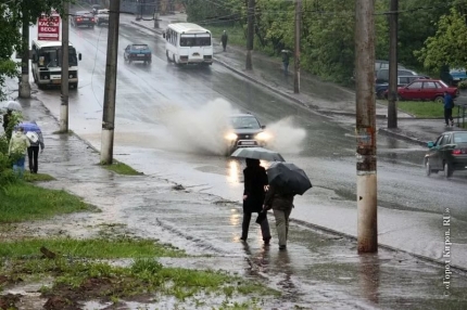 Як поводитися під час дощу і сильного вітру