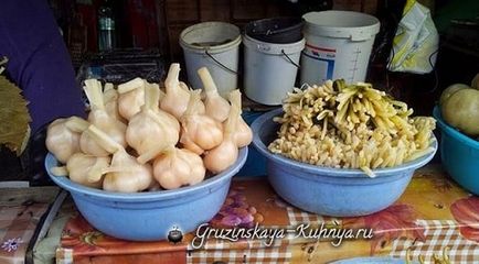 Cum să mănânci usturoiul în bucătăria georgiană - georgiană