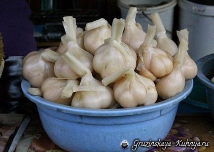 Cum să mănânci usturoiul în bucătăria georgiană - georgiană