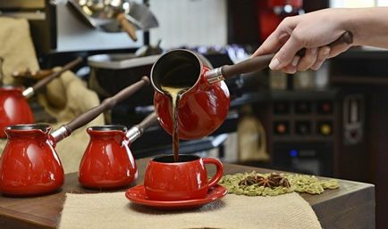 Cum se prepară cafea într-un turc din ceramică - 27 noiembrie 2016