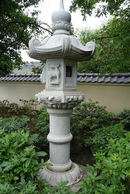 Lanterne de piatră într-o grădină japoneză