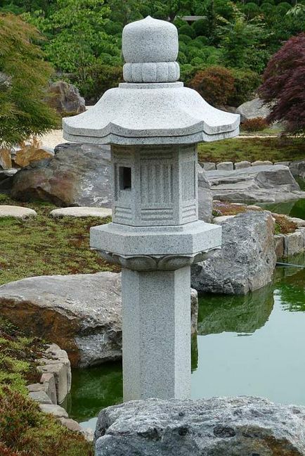 Кам'яні ліхтарі в японському саду