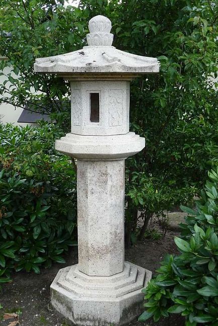 Lanterne de piatră într-o grădină japoneză