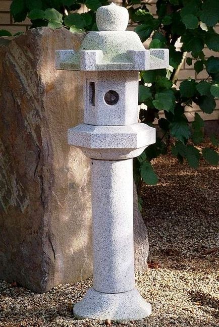 Kő lámpák egy japán kert