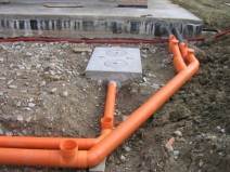 Dispozitiv propriu de canalizare, instalare și panta corespunzătoare a conductei de canalizare; cum