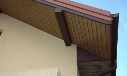 Cornișă de acoperiș cu decorații și dispozitive de carton ondulat, cu crestătură