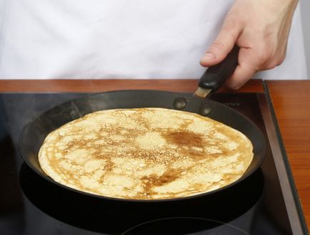 Care este visul unei fetițe de pe pancake, a se vedea pe o farfurie, este cu smântână, lapte condensat, umplutură,