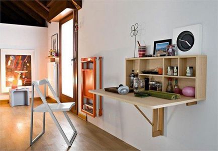 Masă de calculator în interiorul unui apartament mic (fotografie)